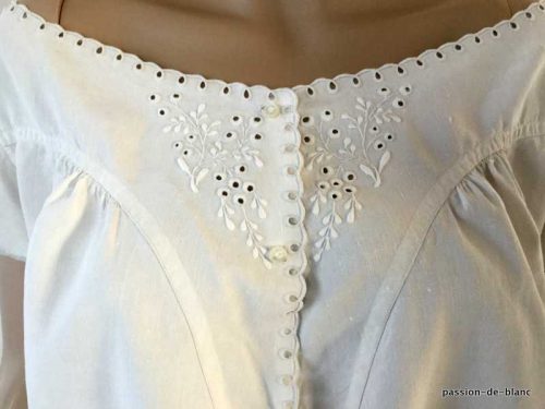 LINGE ANCIEN – Superbe chemise de jour avec empiècement brodé de fleurs sur toile de lin