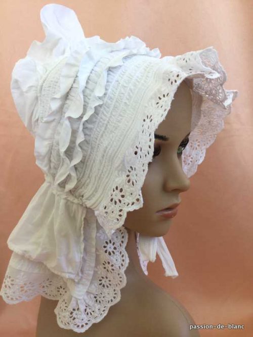 LINGE ANCIEN – Belle coiffe enveloppante en coton blanc avec broderie Anglaise mécanique