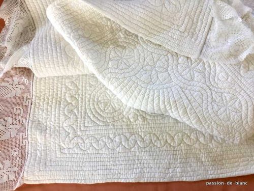 Linge ancien – Superbe couverture Provençale blanche en coton damassé entièrement réalisée main