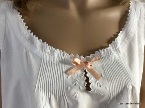 LINGE ANCIEN – Jolie chemise de jour sur toile de percale avec imposante broderie blanche