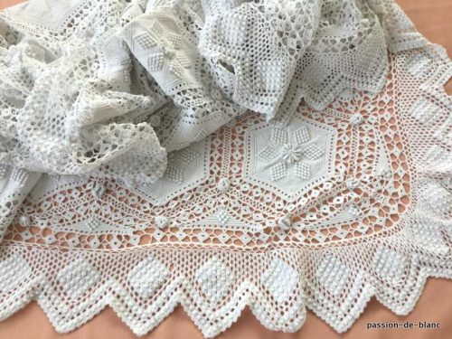LINGE ANCIEN – Merveilleuse couverture au crochet d’art en coton avec superbes motifs décoratifs