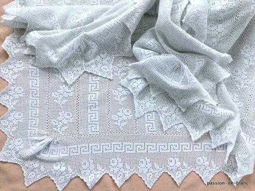 LINGE ANCIEN – Belle couverture au crochet d’art en fil de coton blanc avec fleurs