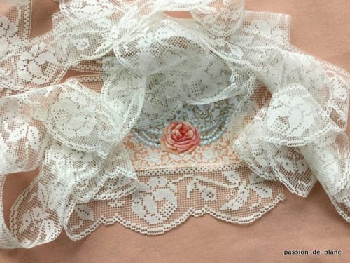 LINGE ANCIEN – Belle  dentelle festonnée faite main en filet retravaillé avec fleurs et papillons couleur blanche