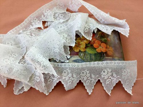 LINGE ANCIEN – Belle bande de dentelle au crochet d’art avec un fil de coton avec motifs floraux