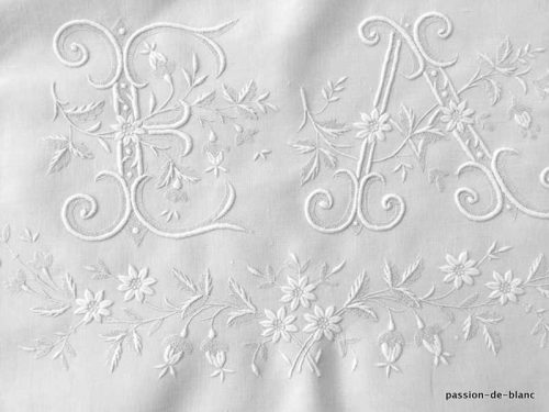 LINGE ANCIEN – Somptueux grand monogramme EA brodé main avec branchages fleuris sur toile lin fin pour couture
