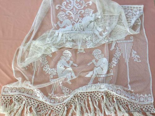 LINGE ANCIEN – Superbe grand rideau en filet retravaillé à la main avec scènes de chérubins