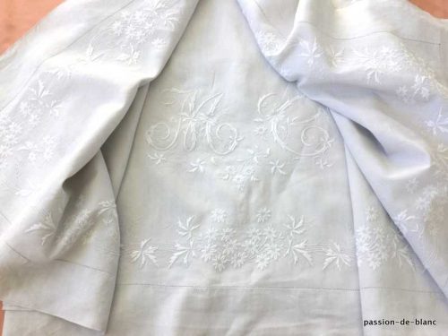 LINGE ANCIEN – Somptueux drap d’apparat avec magnifique travail de broderie et imposant monogramme MC