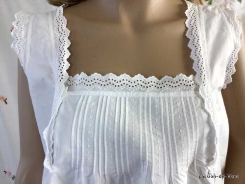 LINGE ANCIEN – Belle chemise d’allaitement avec double patte de boutonnage et feston sur toile de coton