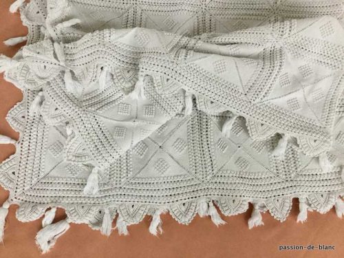 LINGE ANCIEN – Superbe petite couverture ou courte pointe au crochet d’art en coton blanc avec superbes motifs décoratifs