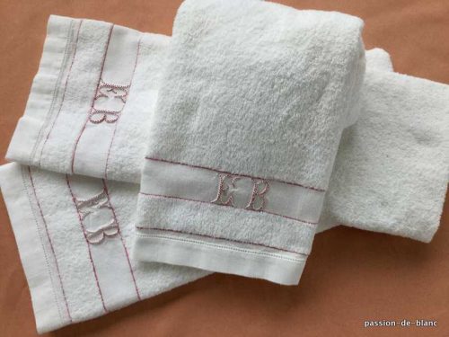 LINGE ANCIEN – 3 grandes serviettes de toilette blanches chiffrées EB avec fin liseré rouge