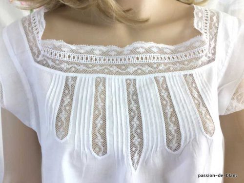 LINGE ANCIEN – Merveveilleuse chemise de nuit enjolivée de plis nervurés et dentelles Valenciennes sur toile de linon