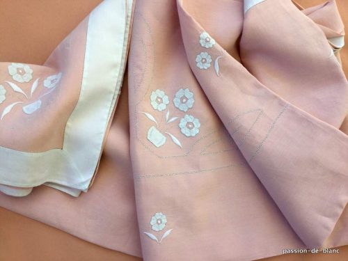 LINGE ANCIEN – Belle nappe en fil de lin de couleur vieux rose avec incrustations de fleurettes blanches et broderies