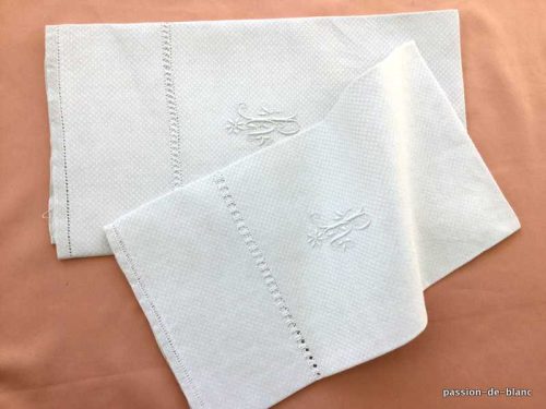 LINGE ANCIEN – Lot de 2 très belles serviettes d’invités brodées main sur toile de lin fin