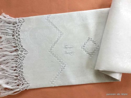 LINGE ANCIEN – Merveilleuse grande serviette d’invité en lin fin avec monogramme JP et franges nouées