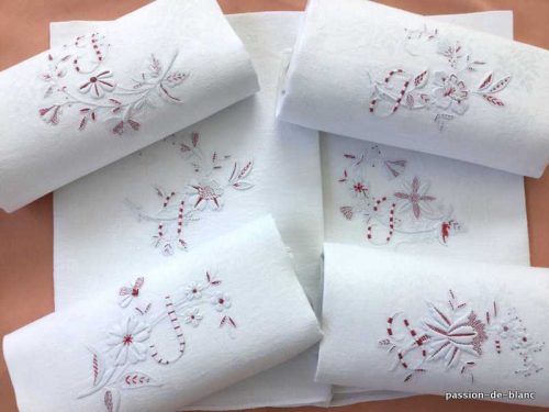 LINGE ANCIEN – Ensemble de 6 serviettes en damassé lin fin blanc avec somptueuse broderie avec l’innitiale I fil rouge monos