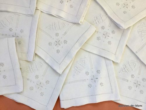LINGE ANCIEN – Lot de 12 serviettes en granité de lin avec travail de jours  monogramme RI et broderie blanche