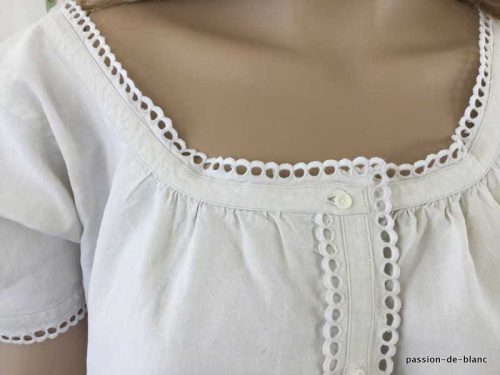 LINGE ANCIEN – Très belle chemise de jour avec patte de boutonnage et feston sur toile de lin