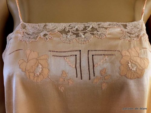 LINGE ANCIEN – Joli fond de robe en satin de soie couleur saumon avec incrustations et dentelle
