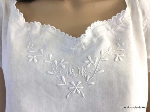 LINGE ANCIEN – Belle chemise de jour brodée main sur toile de lin avec manchons et broderie de petites fleurs