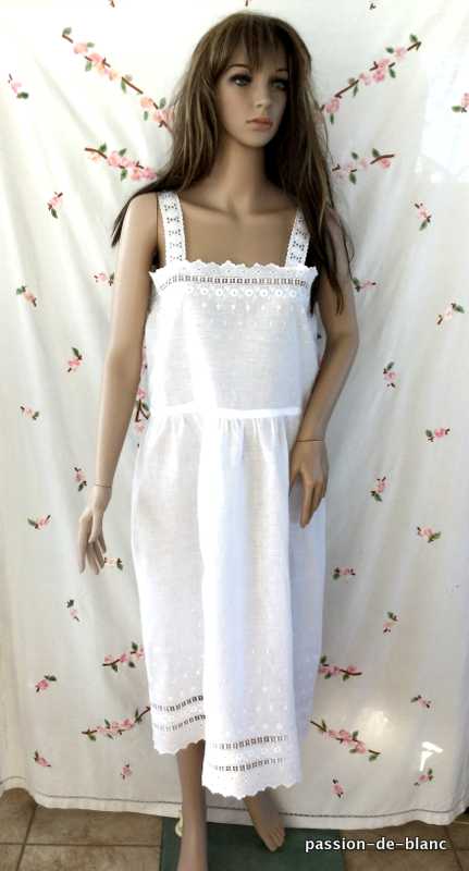 LINGE ANCIEN – Joli fond de robe avec imposante dentelle mécanique dans le haut et le bas sur toile de fine percale