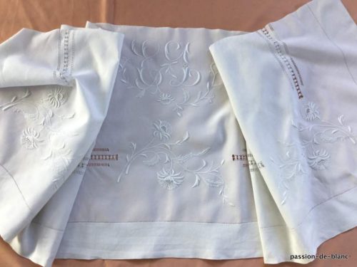 LINGE ANCIEN – Superbe devant de drap ancien avec bouquets fleuris et monogramme EL sur toile lin  fin pour couture et patchwork