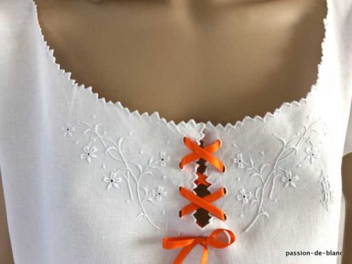 LINGE ANCIEN – Belle chemise de jour avec fleurs et passe ruban sur toile de lin fin