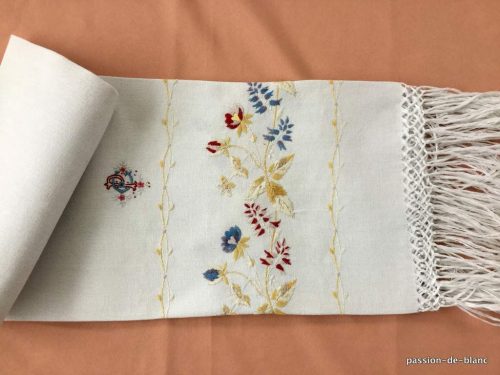 LINGE ANCIEN – Rare et merveilleuse serviette d’invité en lin fin avec guirlande fleurie en couleur  et monogramme CC  franges nouées