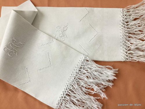 LINGE ANCIEN – Lot de 2 merveilleuses grandes serviettes d’invités en lin fin avec monogramme JC et franges nouées