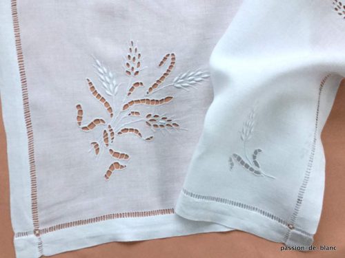 LINGE ANCIEN – Superbe napperon avec épis de blé brodés sur toile de lin très fin
