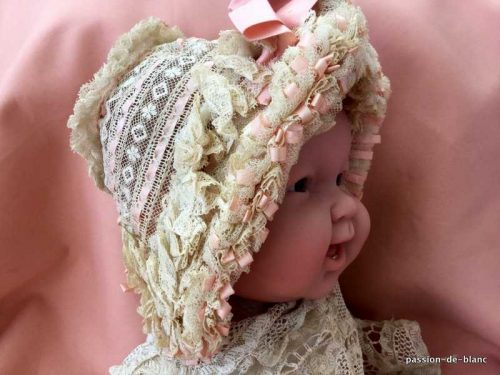 LINGE ANCIEN – Rare et somptueux bonnet de bébé avec dentelle Valenciennes et ruban de soie pour collection