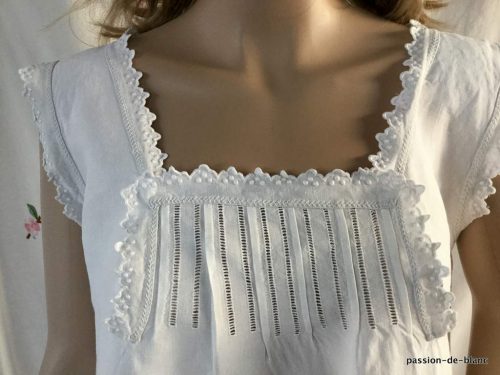 LINGE ANCIEN – Belle chemise d’allaitement avec double patte de boutonnage et feston sur toile de lin