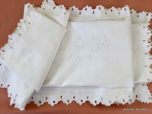 LINGE ANCIEN – Ravisante housse d’édredon en tissu damassé de coton blanc avec monogramme EV et feston