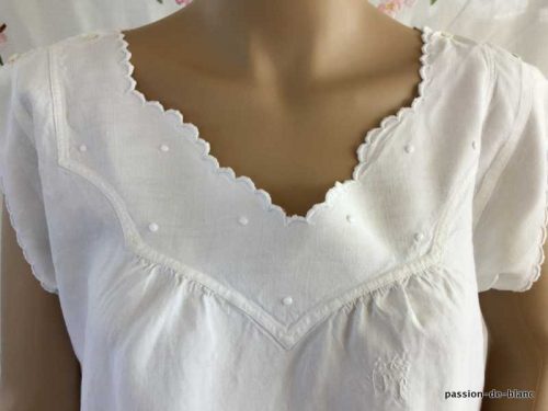 LINGE ANCIEN – Belle chemise de jour brodée sur toile de lin avec empiècement en broderie blanche