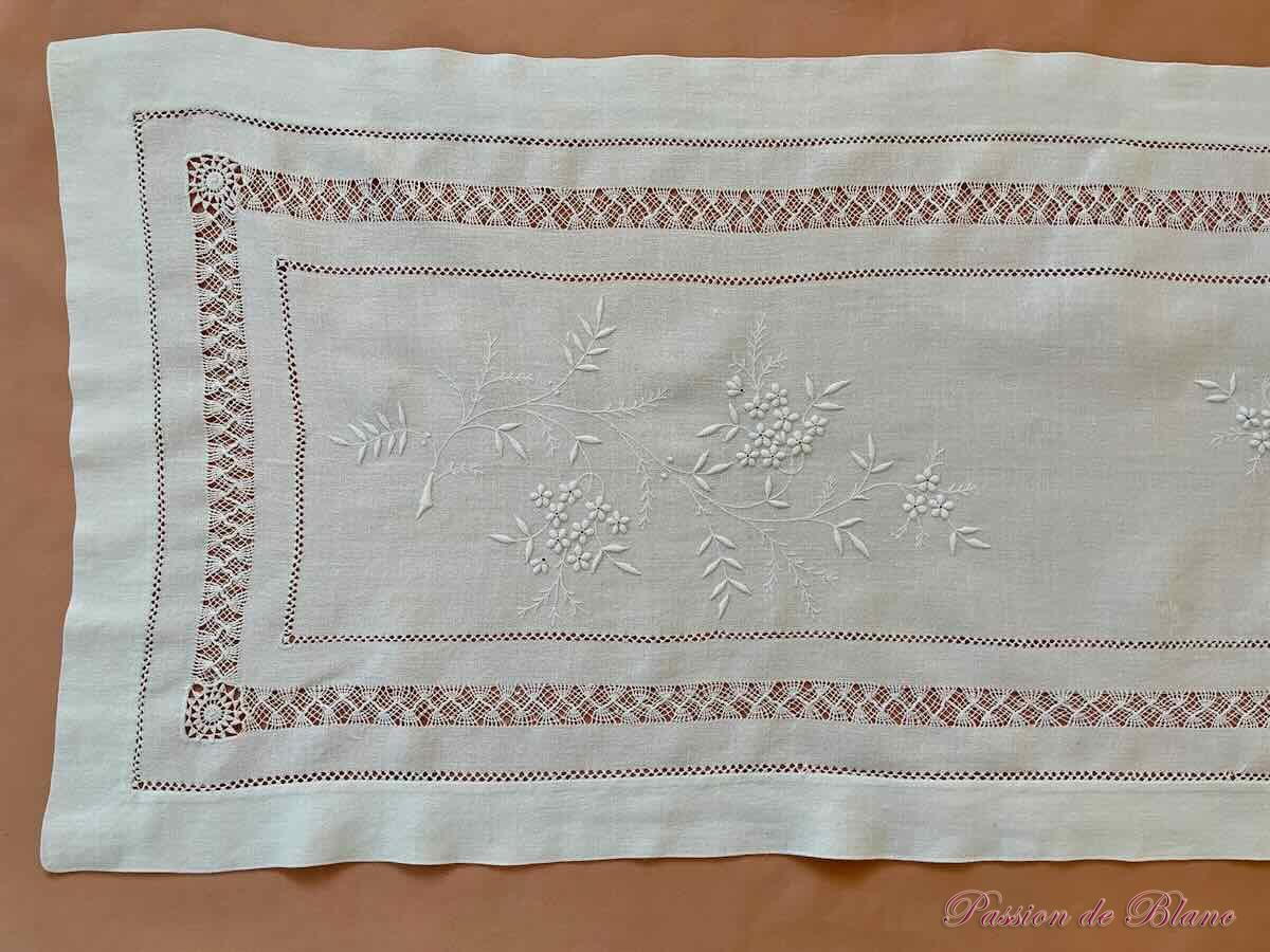 Centre de table ou napperon rectangle avec belles broderies brodées main – Image 2