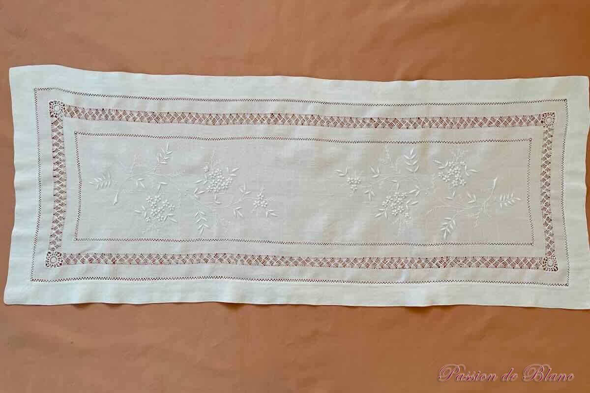 Centre de table ou napperon rectangle avec belles broderies brodées main – Image 4