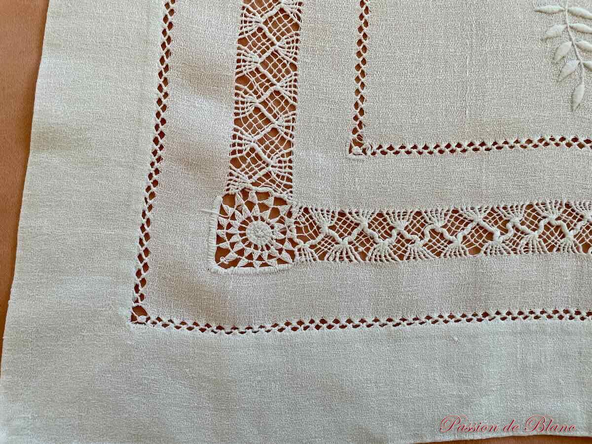 Centre de table ou napperon rectangle avec belles broderies brodées main – Image 6