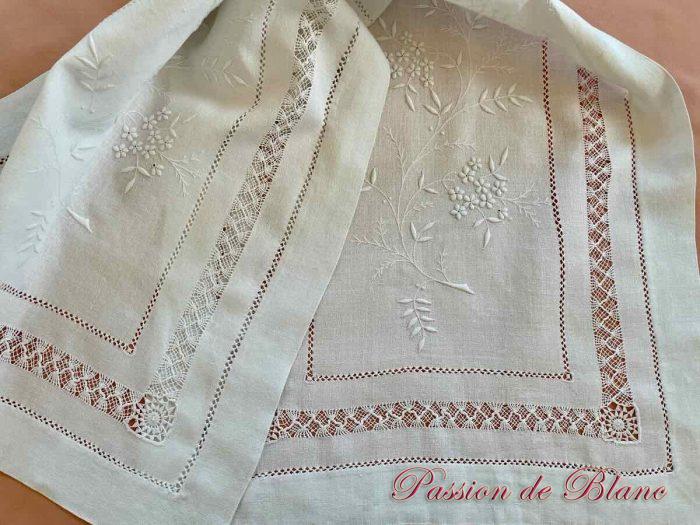 Chemin de table ovale blanc fait à la main, style vintage, napperon en dentelle florale crochetée Chemin de table ovale blanc fait à la main, style vintage, napperon en dentelle florale crochetée