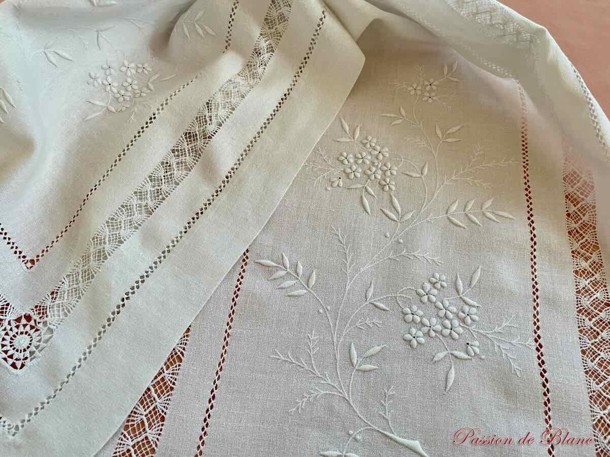 Centre de table ou napperon rectangle avec belles broderies brodées main – Image 8