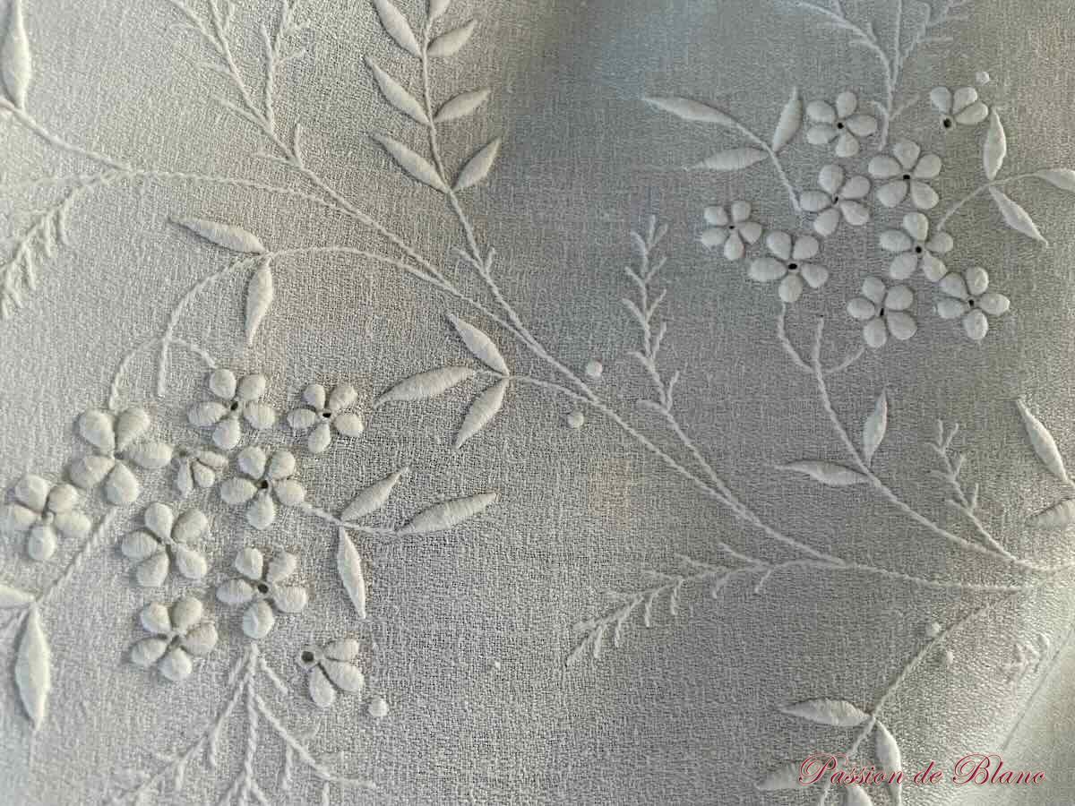 Centre de table ou napperon rectangle avec belles broderies brodées main – Image 3