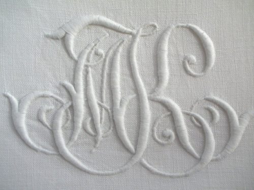 LINGE ANCIEN – Superbe monogramme ancien MK brodé main sur toile lin pour couture