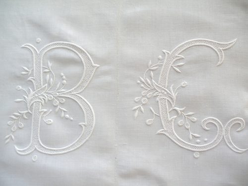 LINGE ANCIEN – Superbe grand monogramme MS brodé main avec beau relief sur toile pur lin pour couture