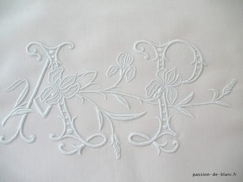 LINGE ANCIEN – Merveilleux monogramme AP brodé main avec imposant relief sur lin pour couture
