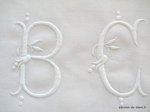 LINGE ANCIEN – Beau monogramme ancien BC brodé main sur toile de lin pour couture