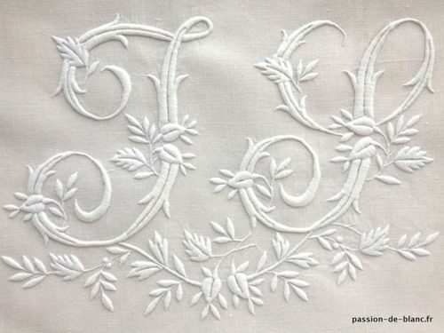 LINGE ANCIEN – Superbe grand monogramme JS brodé main avec beau relief sur toile pur lin fin pour couture