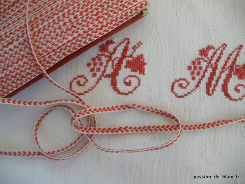 LINGE ANCIEN – Beau ruban galon en coton tissé avec broderie au point d’épine rouge