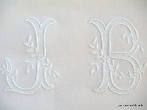 LINGE ANCIEN – Superbe monogramme ancien JB brodé main sur toile pur lin pour couture et patchwork