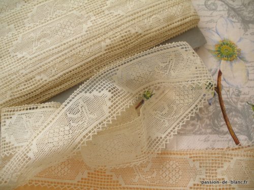 LINGE ANCIEN – 17- Belle dentelle du Puy aux fuseaux mécaniques de 4 cm de large aux motifs floraux