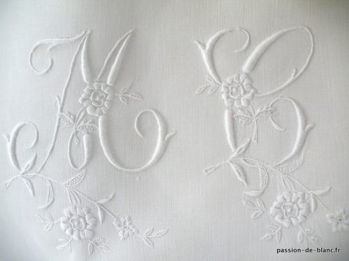 LINGE ANCIEN – Joli monogramme MC brodé main avec beau relief sur toile en fil de lin pour couture