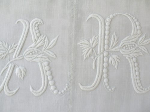 LINGE ANCIEN – Joli monogramme AR brodé main avec beau relief sur toile pur lin pour couture