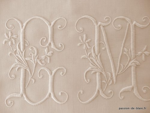 LINGE ANCIEN – Superbe monogramme ancien EM brodé main sur toile de lin fin pour couture